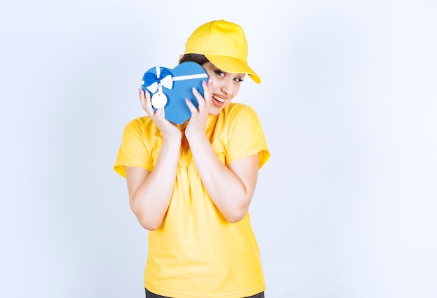 Mujer joven feliz sosteniendo paquetes en forma de corazón