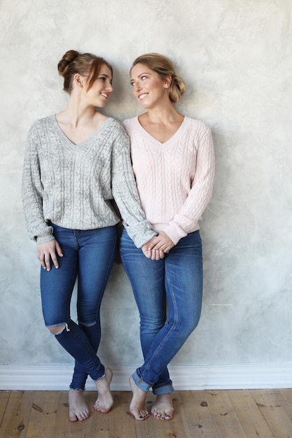 Mujer joven feliz y su madre en casa