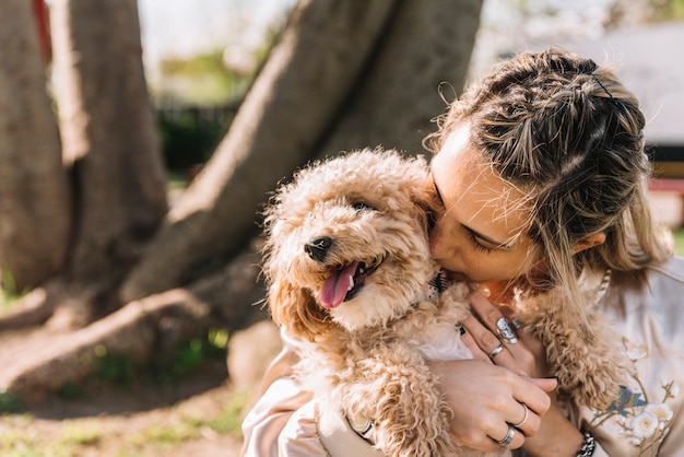 Mujer joven feliz con su perro