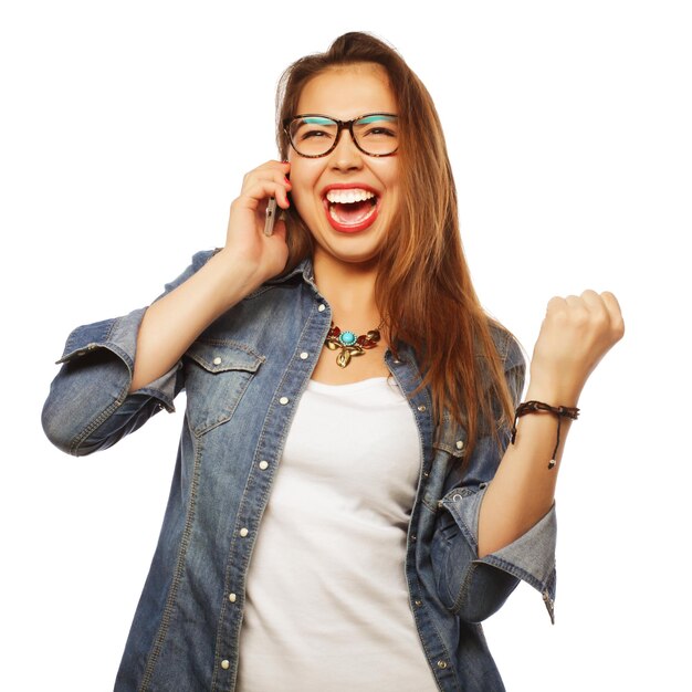 Foto mujer joven feliz con teléfono inteligente