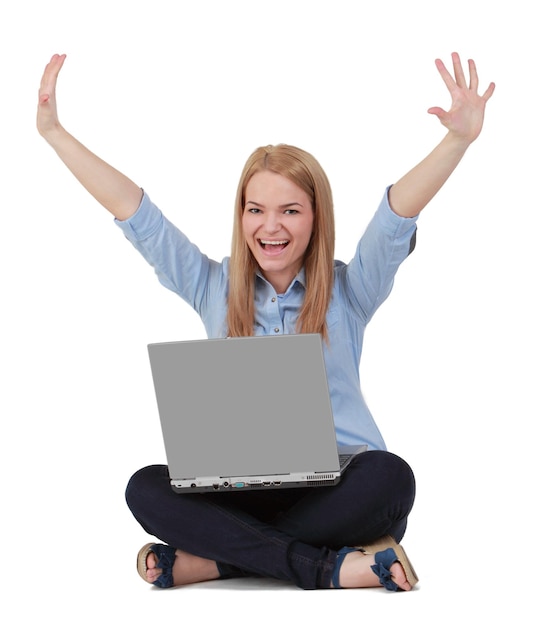 Foto mujer joven feliz usando una computadora portátil contra un fondo blanco