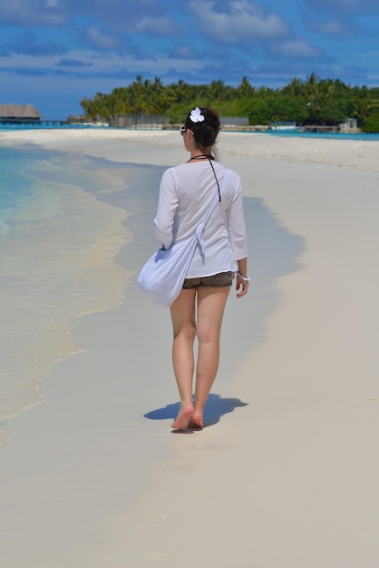 mujer joven feliz en vacaciones de verano en la hermosa playa tropical diviértete, disfruta y relájate