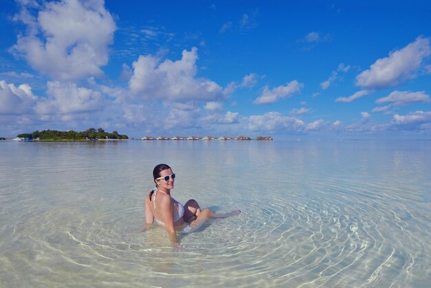 mujer joven feliz en vacaciones de verano en la hermosa playa tropical diviértete, disfruta y relájate