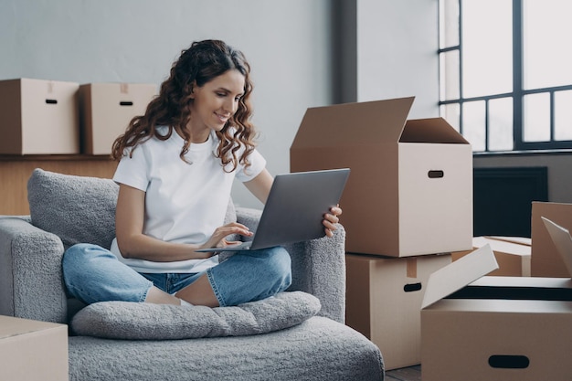 Mujer joven feliz vendiendo o comprando apartamento en línea Inversión y banca por Internet