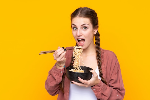 Mujer joven con fideos