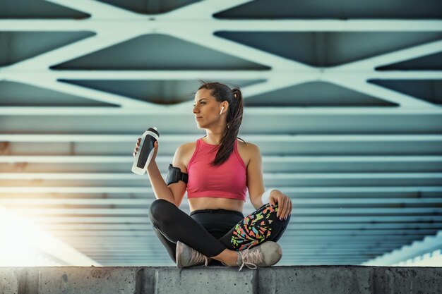 Mujer joven fitness atractivo al aire libre