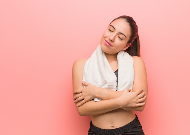 Mujer joven fitness dando un abrazo