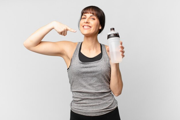 Mujer joven fitness con una lata de agua