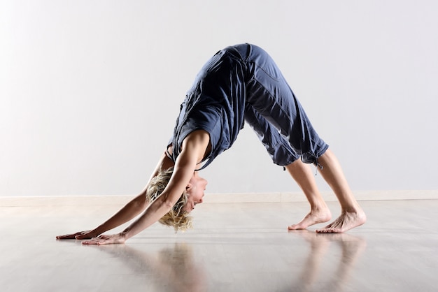 Foto mujer joven flexible que trabaja en un gimnasio