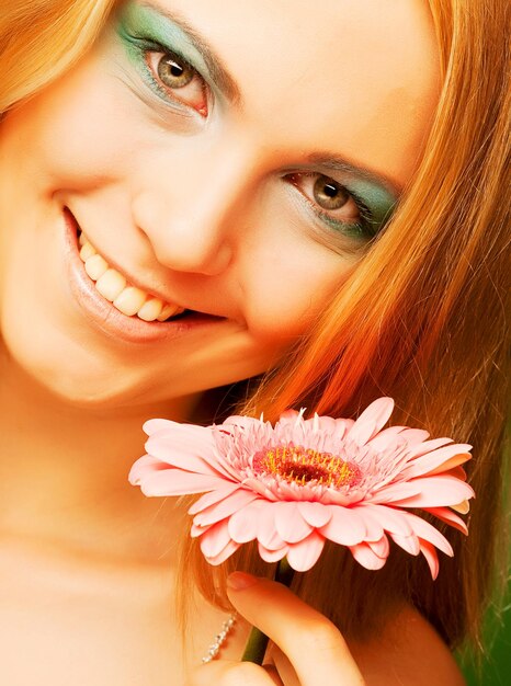 Mujer joven con flor gerber