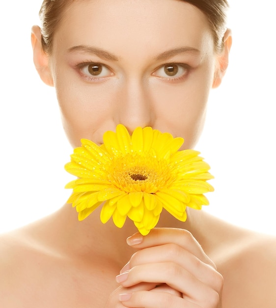 Mujer joven con flor gerber