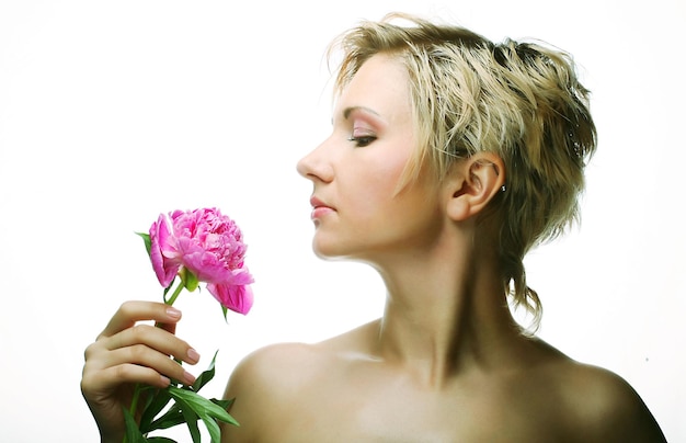 Mujer joven con flor de peonía