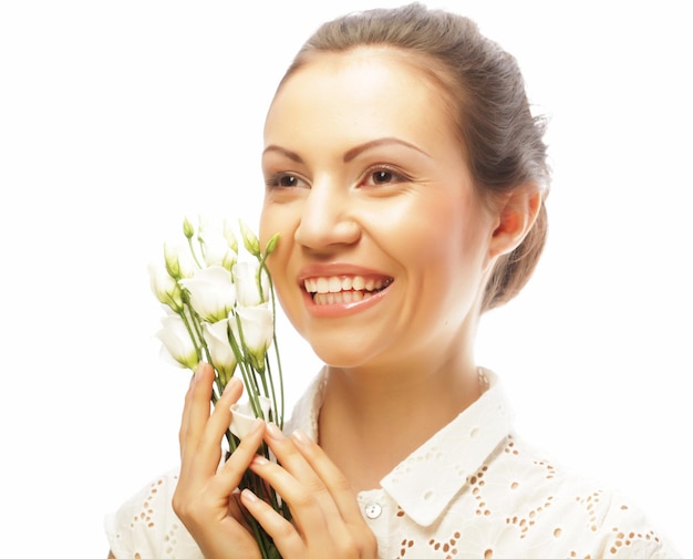 Mujer joven con flores blancas aisladas en blanco