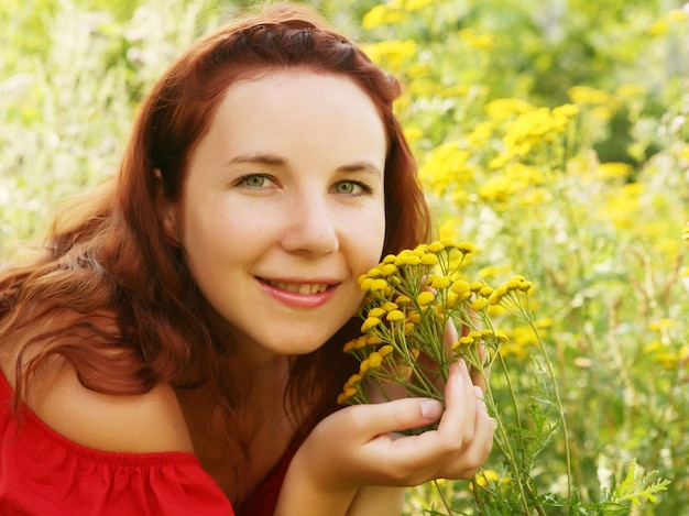 Mujer joven y flores silvestres