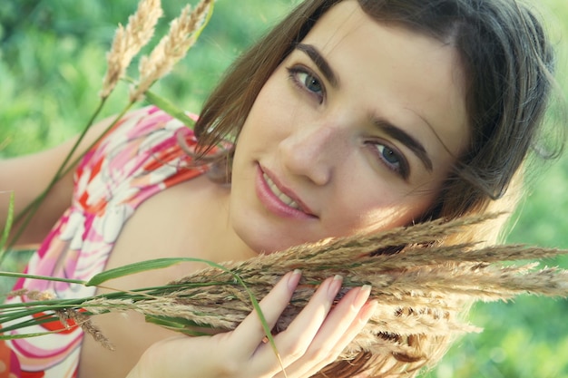 Foto mujer joven y flores silvestres