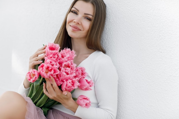 mujer joven, con, flores, tulipanes