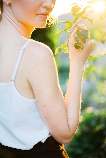 Foto mujer joven con flores