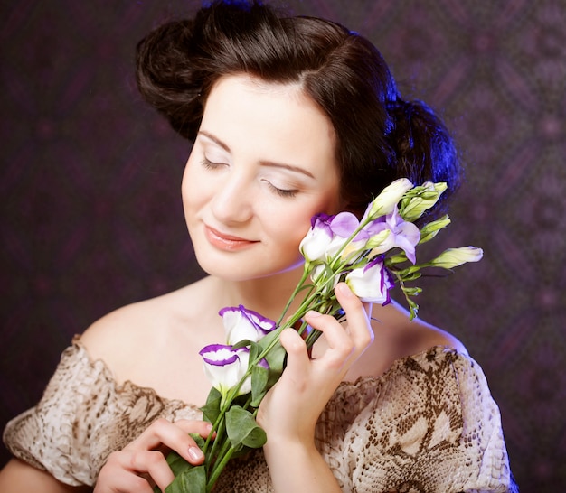 Mujer joven con flores