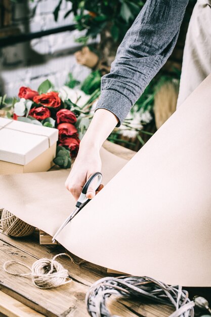 Mujer joven florista haciendo ramo de belleza