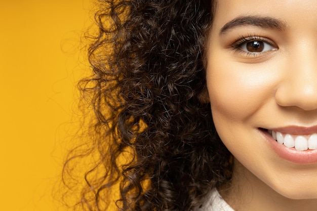 mujer joven, en, fondo amarillo, cicatrizarse