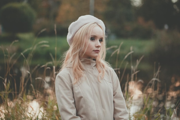 Mujer joven en el fondo de la naturaleza de otoño