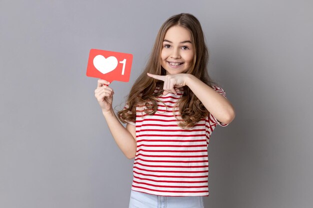 Foto mujer joven con forma de corazón contra un fondo blanco