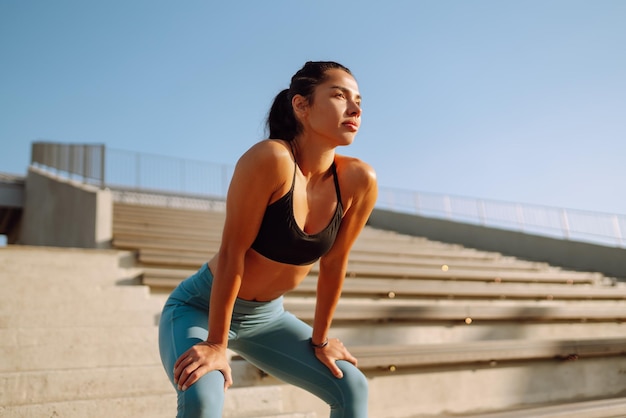 Mujer joven en forma en ropa deportiva haciendo ejercicio de fitness de yoga en la calle Deporte Vida activa