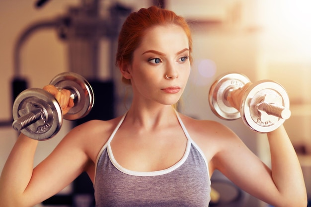 mujer joven, formación, en, gimnasio