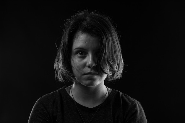 Mujer joven en foto de estudio en blanco y negro