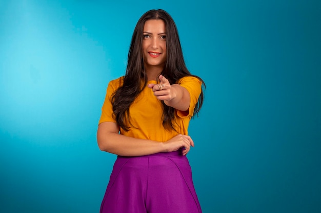 Mujer joven en foto de estudio y en ropa colorida