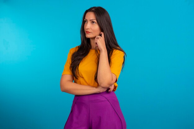 Mujer joven en foto de estudio y en ropa colorida