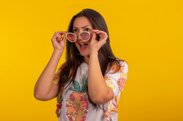 Mujer joven en foto de estudio y en ropa colorida