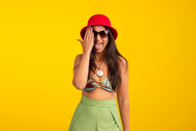 Mujer joven en foto de estudio y en ropa colorida