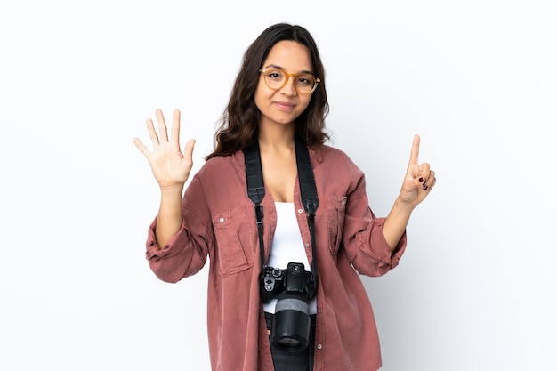 Mujer joven fotógrafo con cámara