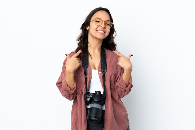 Mujer joven fotógrafo sobre pared blanca aislada dando un gesto de pulgares arriba