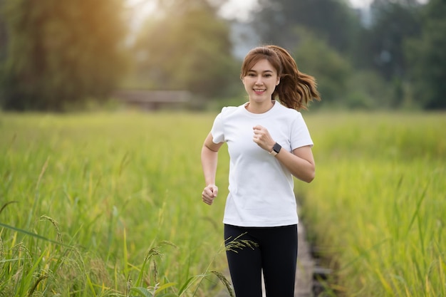 mujer joven, funcionamiento, en, camino de madera, en, campo