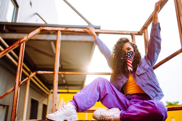 Mujer joven funky con bandana americana bailando sola en la calleBaile deportivo y cultura urbana