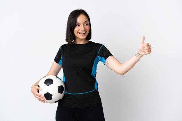 Mujer joven futbolista aislada en blanco dando un pulgar hacia arriba gesto
