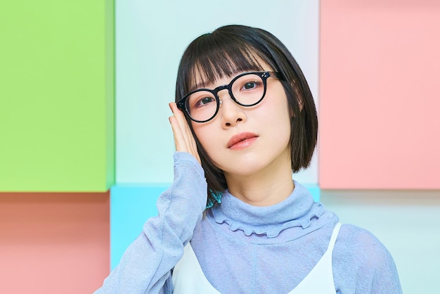 Foto mujer joven con gafas de borde negro