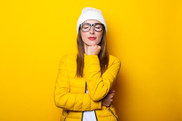 Mujer joven con gafas y chaqueta amarilla