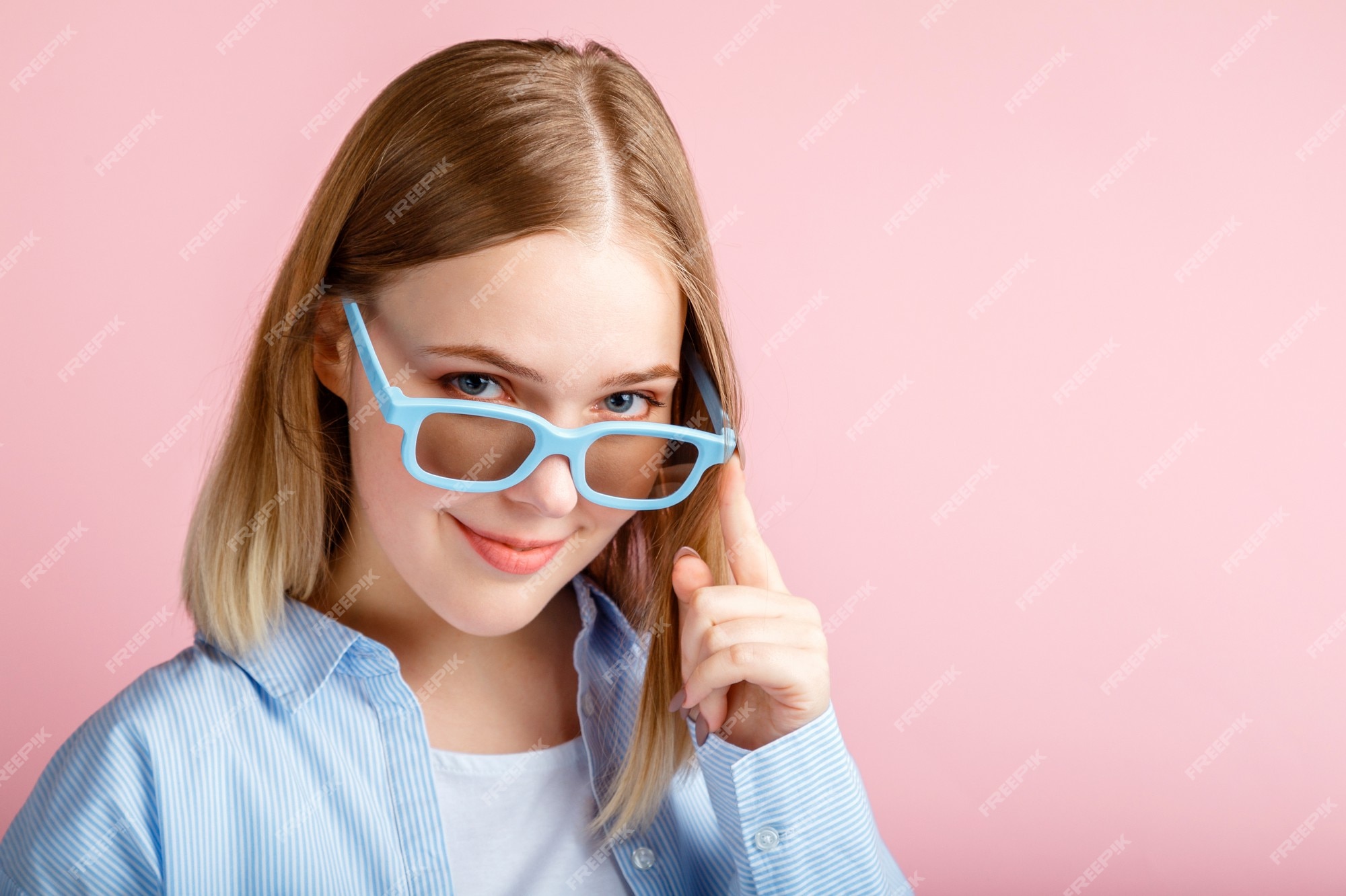 Mujer joven con gafas de cine para ver películas en 3d en el cine. sonriente espectador de película de retrato de niña adolescente en vasos aislados fondo de color rosa con