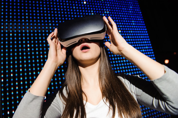 Mujer joven con gafas digitales de realidad virtual