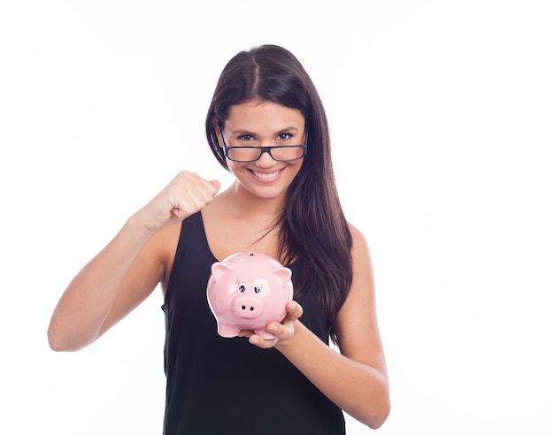 Mujer joven con gafas feliz con hucha