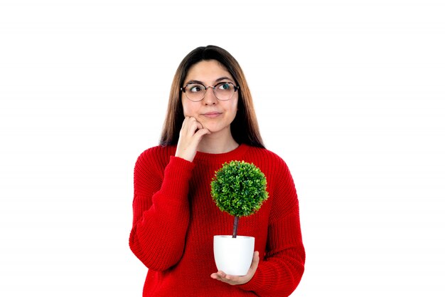 Mujer joven con gafas y jersey rojo