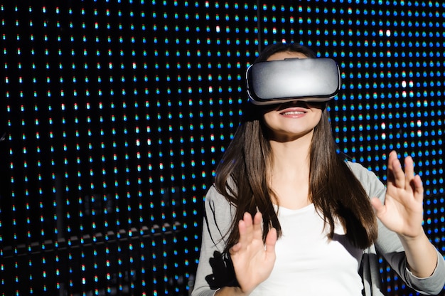 Mujer joven con gafas de realidad virtual. 3D