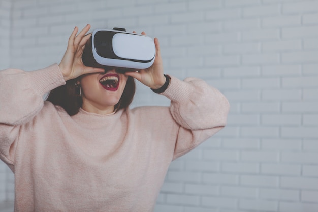 Mujer joven con gafas de realidad virtual 3d