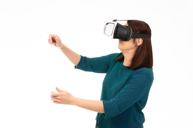 Foto mujer joven en gafas de realidad virtual (vr). aislado sobre fondo blanco