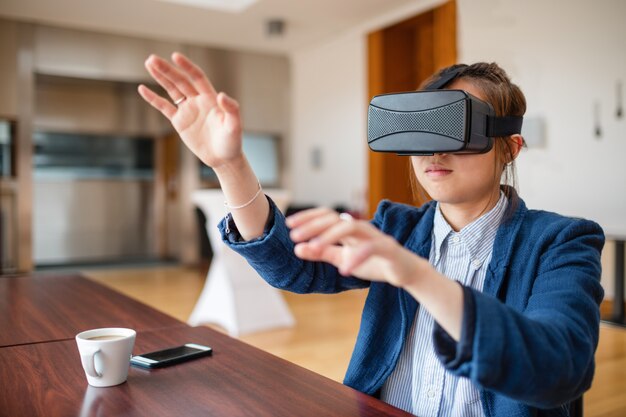 Mujer joven con gafas de realidad virtual