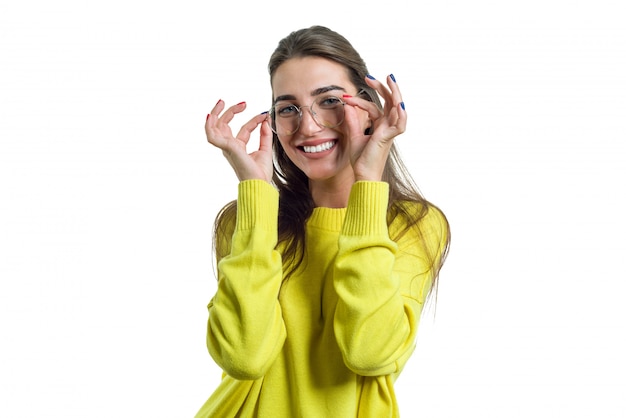 Mujer joven en gafas ropa amarilla sobre blanco