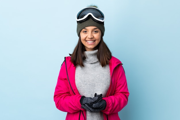 Mujer joven con gafas y ropa de invierno